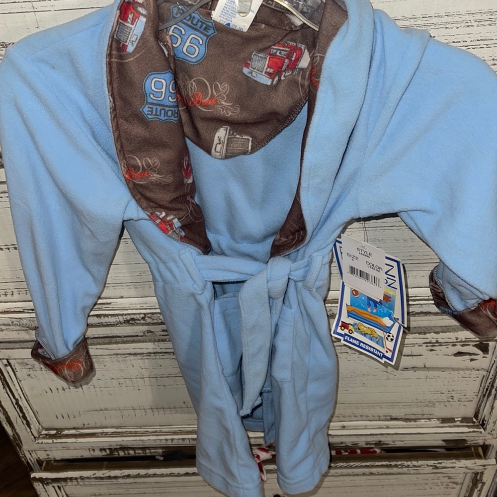 Bunz Kidz new with tags blue and brown trucks robe size small boys